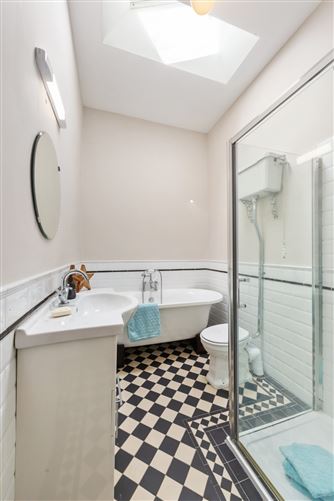 https://photos-a.propertyimages.ie/media/5/7/4/5005475/f4915d20-a016-461d-8a29-7247654c422b_l.jpg