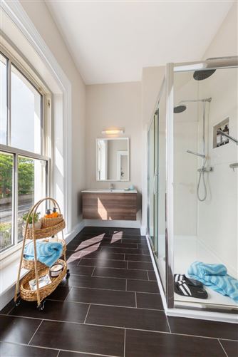https://photos-a.propertyimages.ie/media/5/7/4/5005475/f4915d20-a016-461d-8a29-7247654c422b_l.jpg