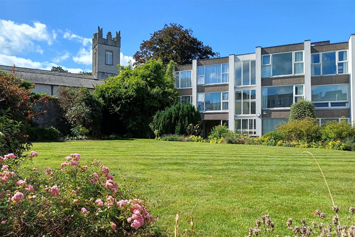 28 Woodview Court, Glenalbyn Road, Stillorgan, County Dublin