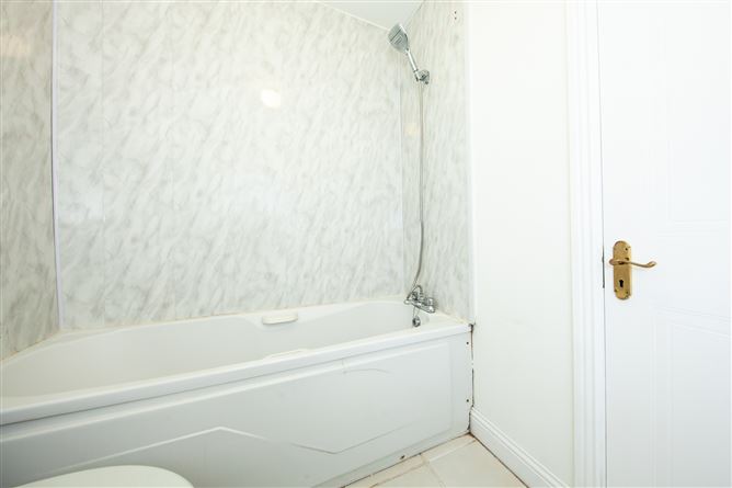 https://photos-a.propertyimages.ie/media/5/7/7/5018775/7a348103-47ec-444c-9b45-48fb66bb1a94_l.jpg