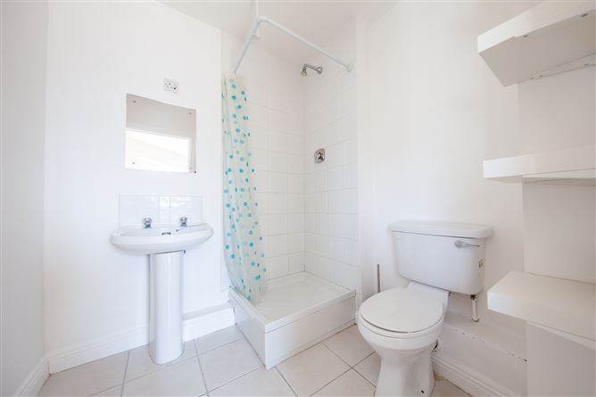 https://photos-a.propertyimages.ie/media/5/7/7/5018775/7a348103-47ec-444c-9b45-48fb66bb1a94_l.jpg