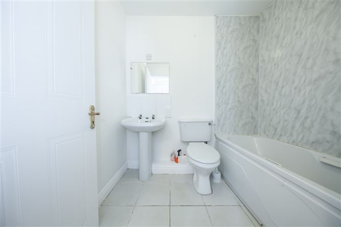 https://photos-a.propertyimages.ie/media/5/7/7/5018775/7a348103-47ec-444c-9b45-48fb66bb1a94_l.jpg