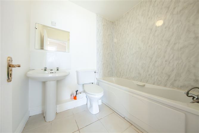 https://photos-a.propertyimages.ie/media/5/7/7/5018775/7a348103-47ec-444c-9b45-48fb66bb1a94_l.jpg