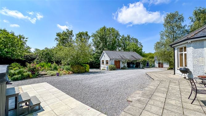 Trewithen Lodge on 5.5 acres & stables, Bonnettstown, Tullaroan Road, Co. Kilkenny