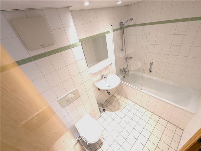 https://photos-a.propertyimages.ie/media/5/8/3/4951385/63aeb694-301e-4717-afd0-3cd8072712c8_l.jpg
