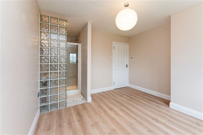 Roo West, Ardnacrusha, Clare