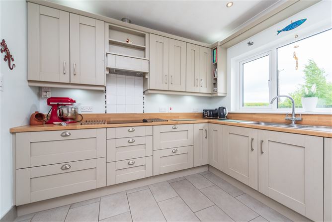 https://photos-a.propertyimages.ie/media/5/8/4/4932485/021a4d58-7860-47ab-9caf-4500dafc13cc_l.jpg