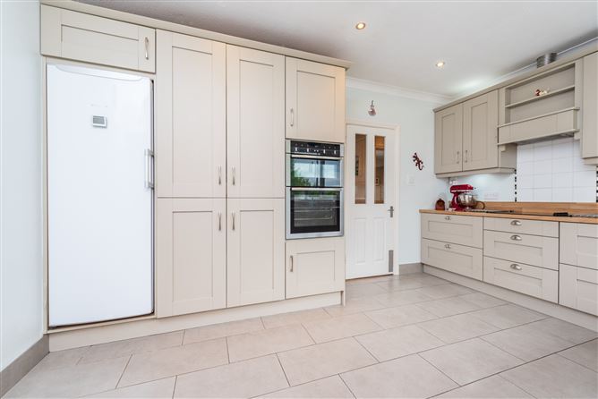 https://photos-a.propertyimages.ie/media/5/8/4/4932485/021a4d58-7860-47ab-9caf-4500dafc13cc_l.jpg