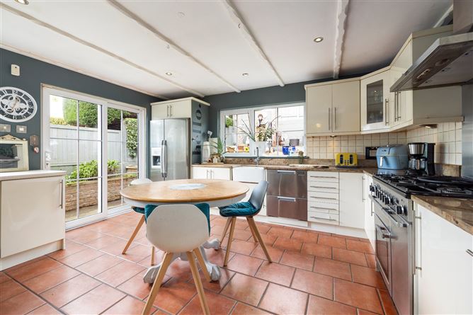 https://photos-a.propertyimages.ie/media/5/8/8/4905885/5bc0ed42-7ea2-45d1-8d43-16667669dda3_l.jpg