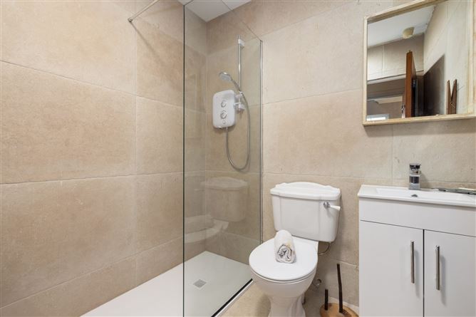 https://photos-a.propertyimages.ie/media/5/8/8/4905885/5bc0ed42-7ea2-45d1-8d43-16667669dda3_l.jpg