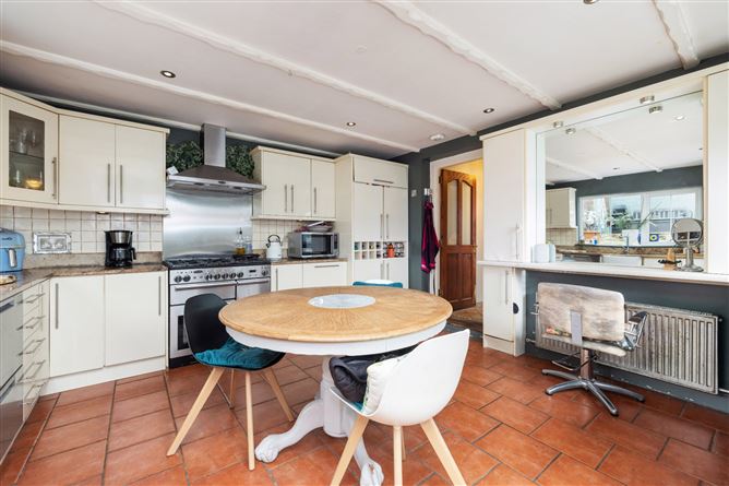 https://photos-a.propertyimages.ie/media/5/8/8/4905885/5bc0ed42-7ea2-45d1-8d43-16667669dda3_l.jpg