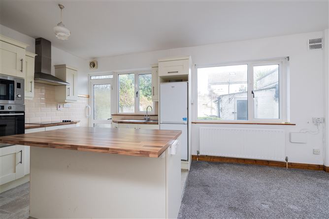 https://photos-a.propertyimages.ie/media/5/8/8/4907885/06739d66-a34c-47f4-8cbc-ad4e14b6f277_l.jpg