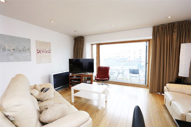€3,800 / month