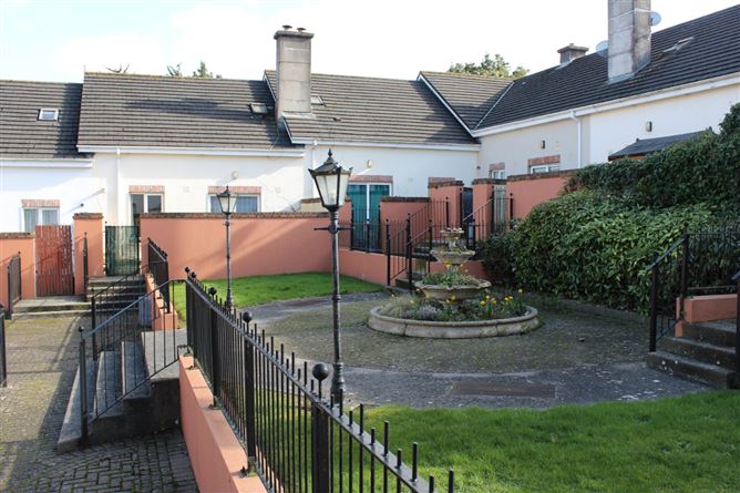 32 The Courtyard, Redmond Cove, Wexford Town