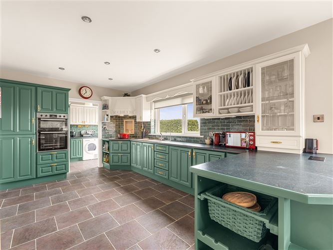 https://photos-a.propertyimages.ie/media/5/9/5/4925595/d45902b7-00b0-4c55-92fd-e3bd120646f5_l.jpg