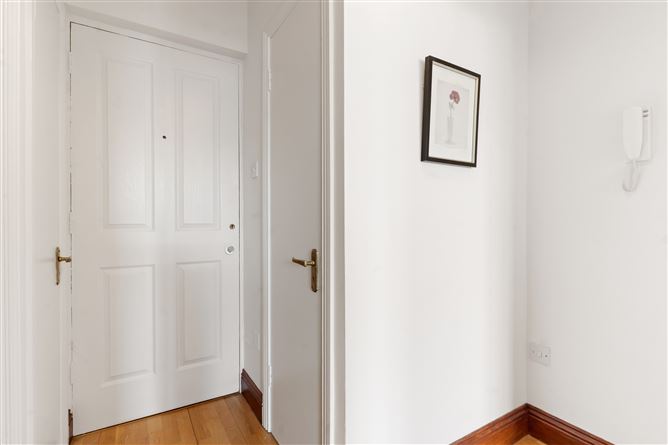 Photo 10 of 11 — 28 LINDSAY HOUSE, DEAN COURT, PATRICK STREET, Dublin 8, Dublin