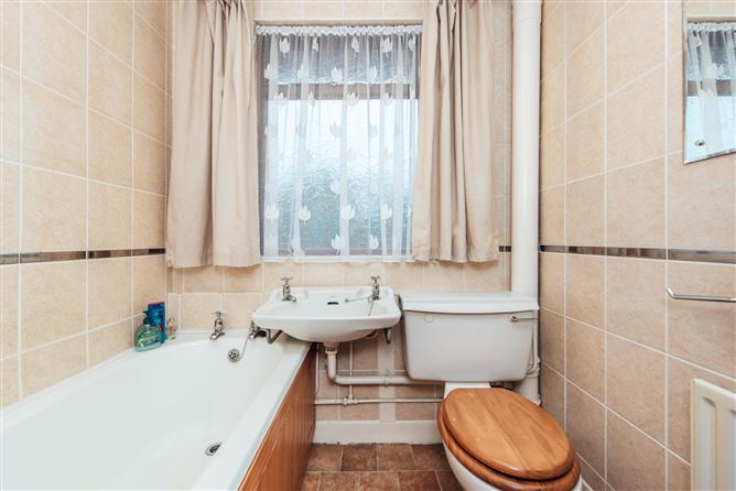 https://photos-a.propertyimages.ie/media/6/0/3/4673306/56083cb9-0672-4af7-80b1-0f9c265989da_l.jpg
