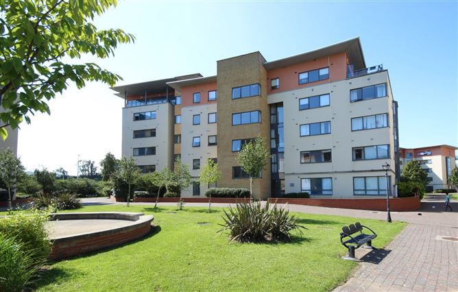 153 The Oval, Tullyvale, Cabinteely, Dublin 18