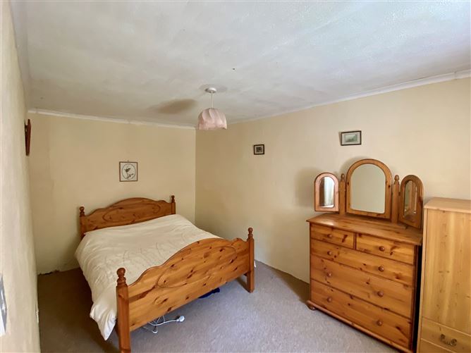Cottage with 2.08 Acres, Rosscahill, Galway