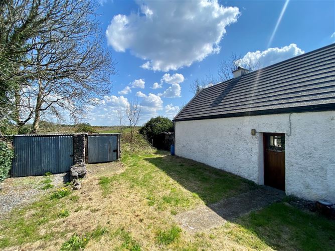 Cottage with 2.08 Acres, Rosscahill, Galway
