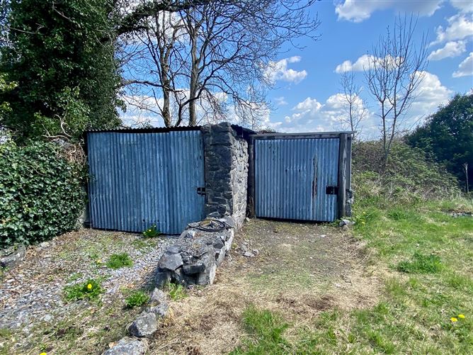 Cottage with 2.08 Acres, Rosscahill, Galway