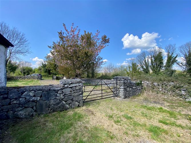 Cottage with 2.08 Acres, Rosscahill, Galway