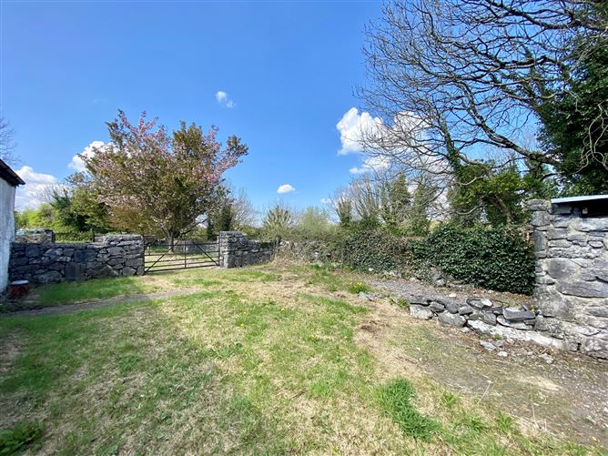 Cottage with 2.08 Acres, Rosscahill, Galway