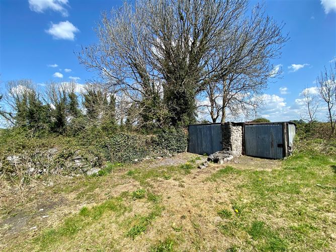 Cottage with 2.08 Acres, Rosscahill, Galway