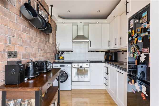 https://photos-a.propertyimages.ie/media/6/1/1/4943116/80bcf332-75d4-44e8-a9d8-57011663383b_l.jpg