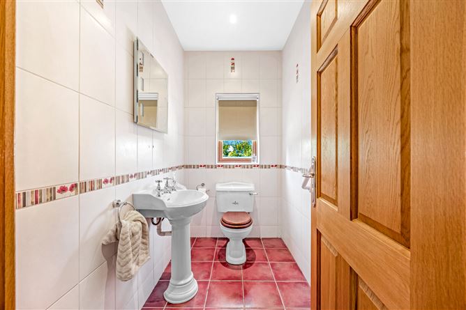 https://photos-a.propertyimages.ie/media/6/1/2/4911216/0fcb6c3a-2fd3-4ff7-af5d-9eaa7d9412a3_l.jpg