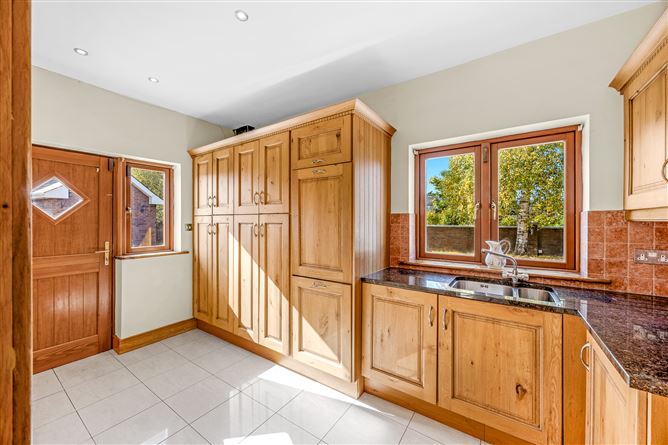 https://photos-a.propertyimages.ie/media/6/1/2/4911216/0fcb6c3a-2fd3-4ff7-af5d-9eaa7d9412a3_l.jpg