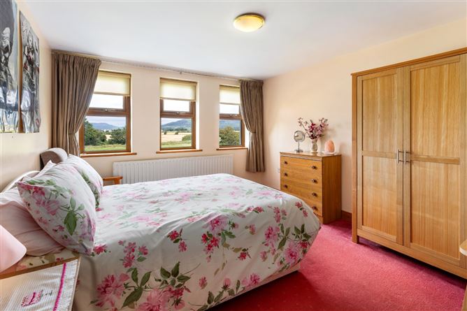 https://photos-a.propertyimages.ie/media/6/1/5/5013516/125f3db4-018f-4295-9c89-90f3cc9427b6_l.jpg