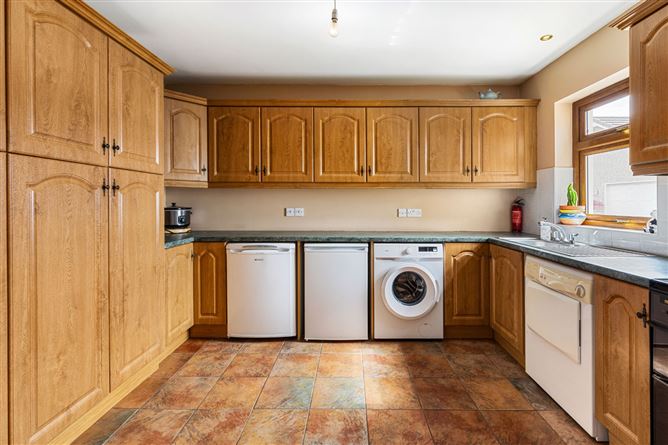 https://photos-a.propertyimages.ie/media/6/1/5/5013516/125f3db4-018f-4295-9c89-90f3cc9427b6_l.jpg