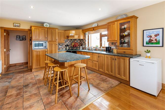 https://photos-a.propertyimages.ie/media/6/1/5/5013516/125f3db4-018f-4295-9c89-90f3cc9427b6_l.jpg