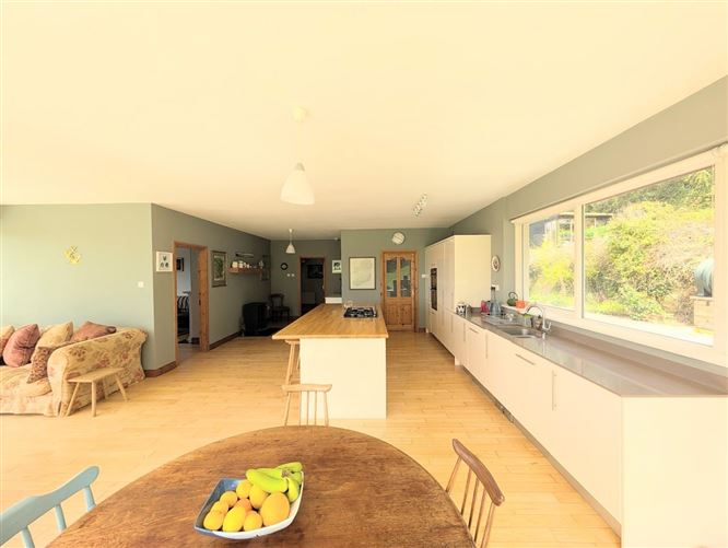 https://photos-a.propertyimages.ie/media/6/1/6/4945616/3c1aece8-239e-4cd8-883f-2e9360adf36b_l.jpg