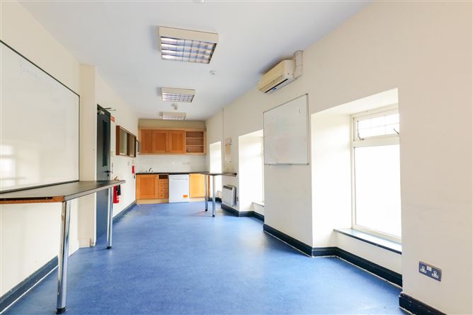 31 Eyre Square, Galway City, Galway
