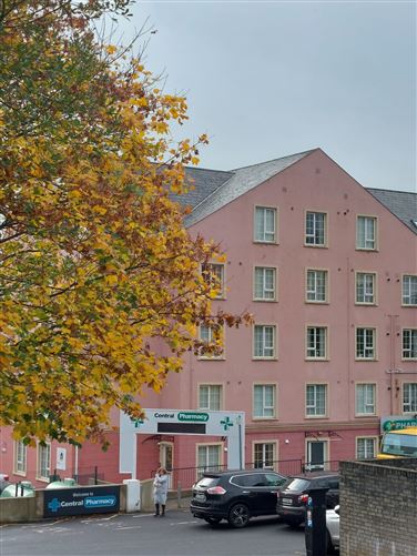 8 Court Manor