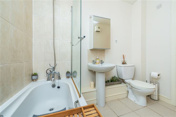 https://photos-a.propertyimages.ie/media/6/2/9/4948926/08b55a61-ff2f-4b97-9f7e-891716b895da_l.jpg