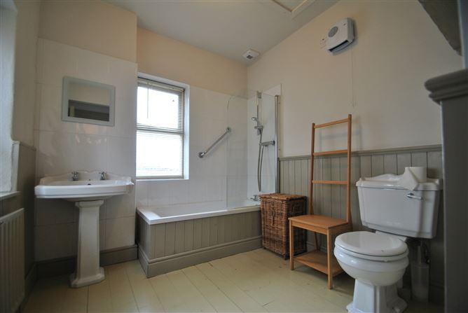 https://photos-a.propertyimages.ie/media/6/3/3/4913336/b649ec70-abdc-4dda-9ba3-b9555da84ce3_l.jpg