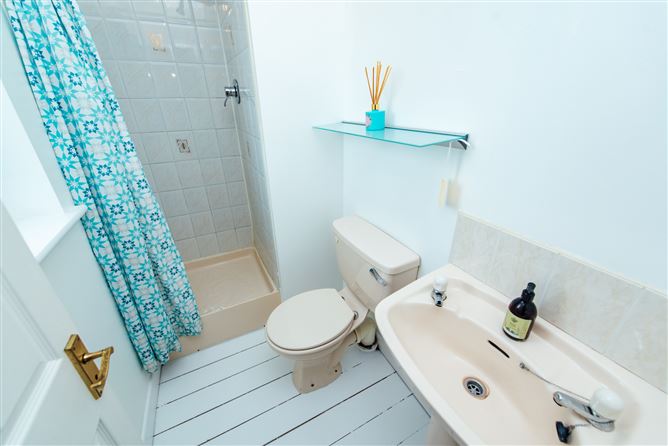 https://photos-a.propertyimages.ie/media/6/3/3/4935336/9cd4dd47-2810-4345-beac-4263e8ce3e08_l.jpg