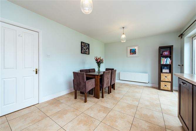 https://photos-a.propertyimages.ie/media/6/3/3/4935336/9cd4dd47-2810-4345-beac-4263e8ce3e08_l.jpg