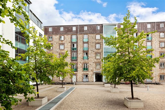 https://photos-a.propertyimages.ie/media/6/3/7/4941736/a8c102c8-46fb-4e1f-b89b-8dc3ad8ed7fb_l.jpg