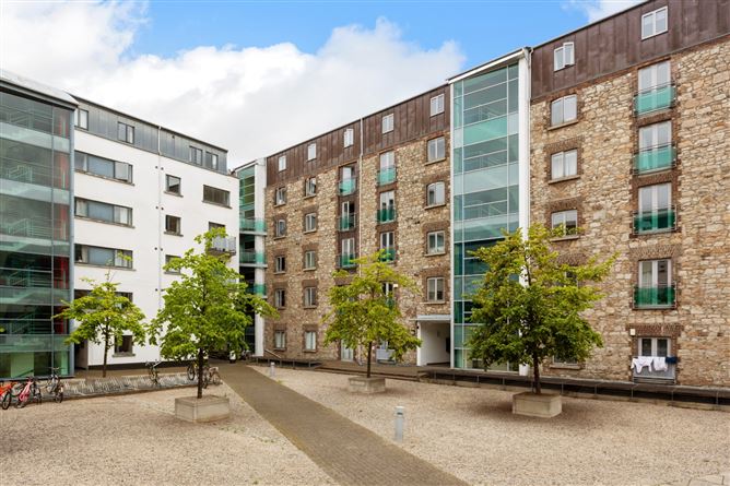 https://photos-a.propertyimages.ie/media/6/3/7/4941736/a8c102c8-46fb-4e1f-b89b-8dc3ad8ed7fb_l.jpg