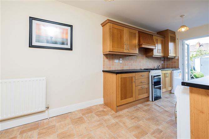 https://photos-a.propertyimages.ie/media/6/4/6/4996646/c9b38c96-f432-40bb-ac6d-ba415954f78e_l.jpg