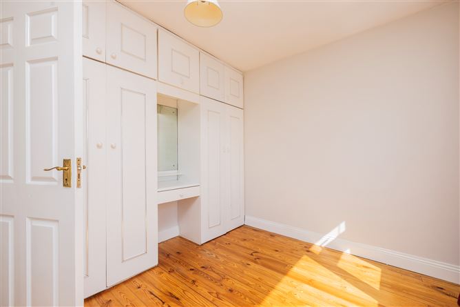 https://photos-a.propertyimages.ie/media/6/4/6/4996646/c9b38c96-f432-40bb-ac6d-ba415954f78e_l.jpg