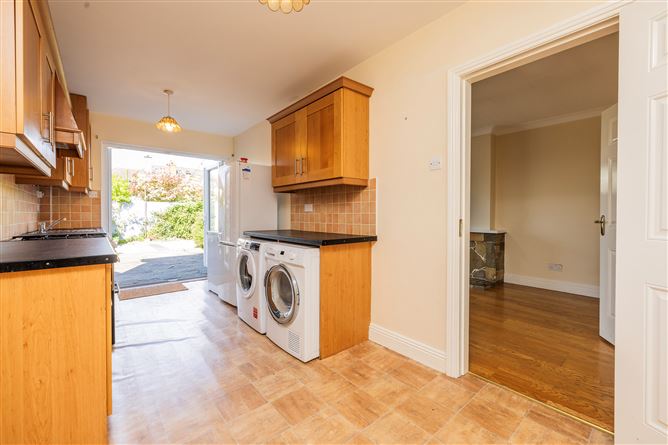 https://photos-a.propertyimages.ie/media/6/4/6/4996646/c9b38c96-f432-40bb-ac6d-ba415954f78e_l.jpg