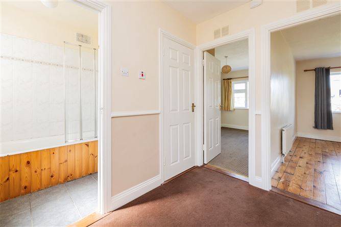https://photos-a.propertyimages.ie/media/6/4/6/4996646/c9b38c96-f432-40bb-ac6d-ba415954f78e_l.jpg