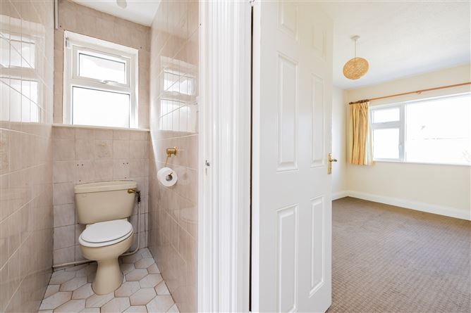 https://photos-a.propertyimages.ie/media/6/4/6/4996646/c9b38c96-f432-40bb-ac6d-ba415954f78e_l.jpg