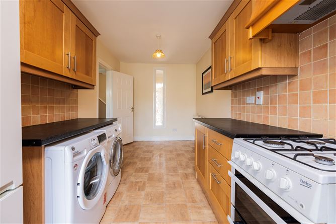 https://photos-a.propertyimages.ie/media/6/4/6/4996646/c9b38c96-f432-40bb-ac6d-ba415954f78e_l.jpg
