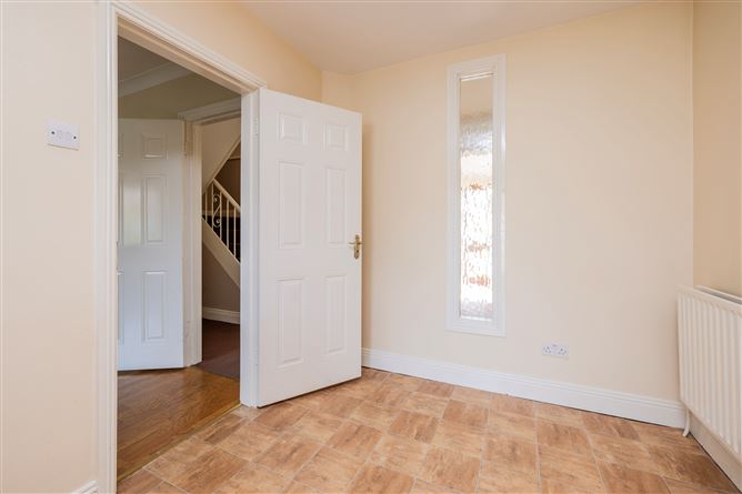 https://photos-a.propertyimages.ie/media/6/4/6/4996646/c9b38c96-f432-40bb-ac6d-ba415954f78e_l.jpg